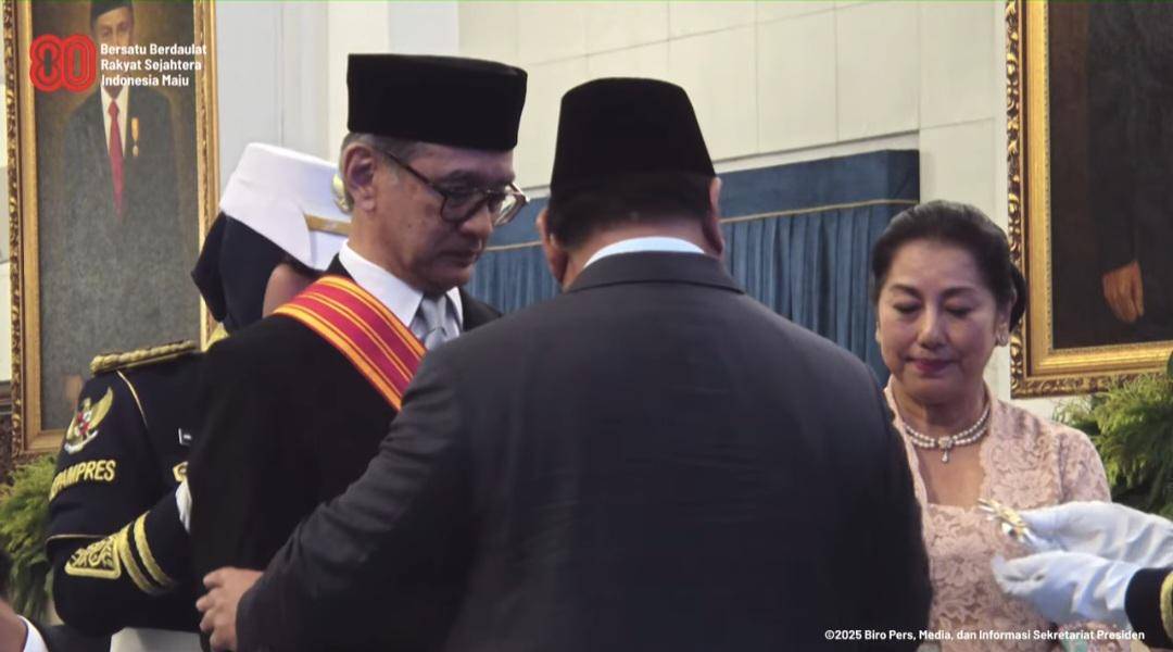 Mantan Menteri Luar Negeri, Marty Natalegawa ketika menerima Bintang Mahaputera Adipurna dari Presiden Prabowo Subianto. (Tangkapan layar YouTube Sekretariat Presiden)