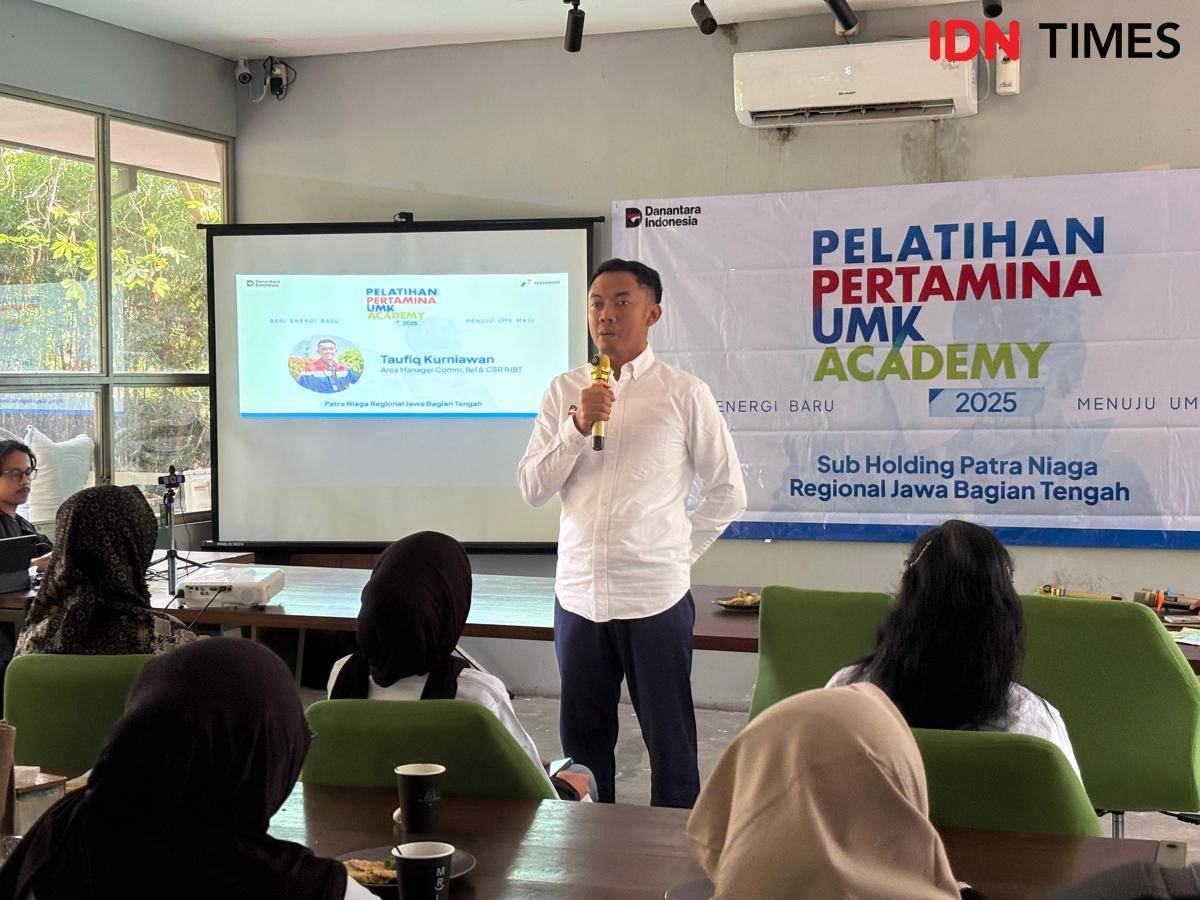 Area Manager Communication, Relations & Corporate Social Responsibility (CSR) Pertamina Patra Niaga Regional Jawa Bagian Tengah, Taufiq Kurniawan saat membuka Pelatihan Pertamina UMK Academy, di Yogyakarta, Senin (25/8/2025).