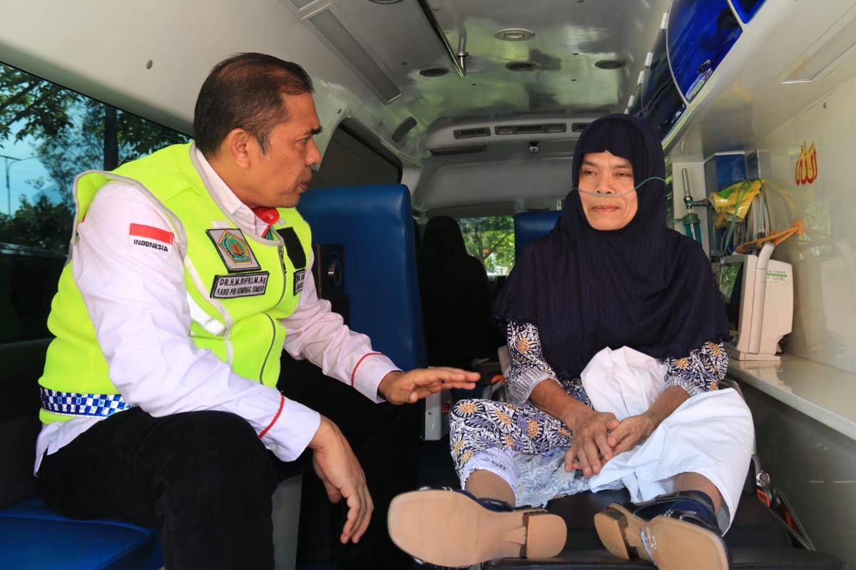 Rifki berbincang dengan Mariatun di dalam ambulans (Foto: Kemenag Sumbar)