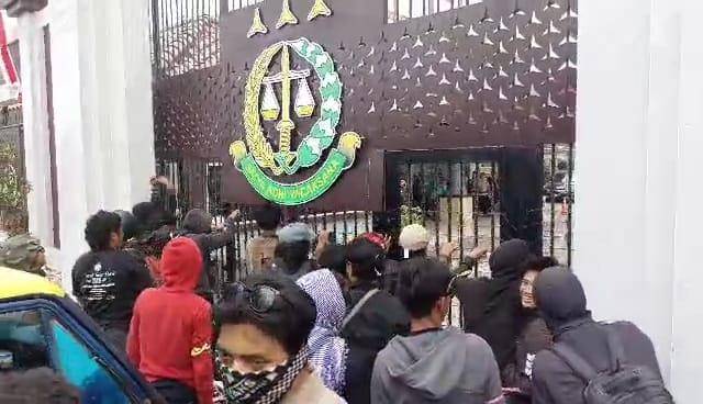 Demonstrasi di depan Kejaksaan Tinggi Sulawesi Selatan, Senin (25/8/2025)/Istimewa