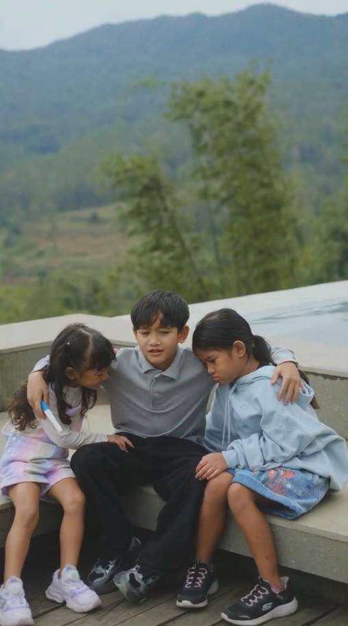Nina Zatulini Umumkan Kehamilan Anak Keempat