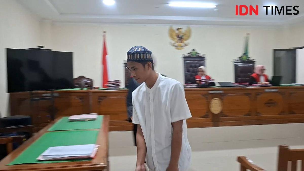 Jibril, terdakwa pembunuhan Putri Indah Sari, yang mayatnya ditemukan dengan 98 luka tikaman di persawahan Palllangga, Kabupaten Gowa, 21 Januari 2025. (IDN Times/Darsil Yahya)