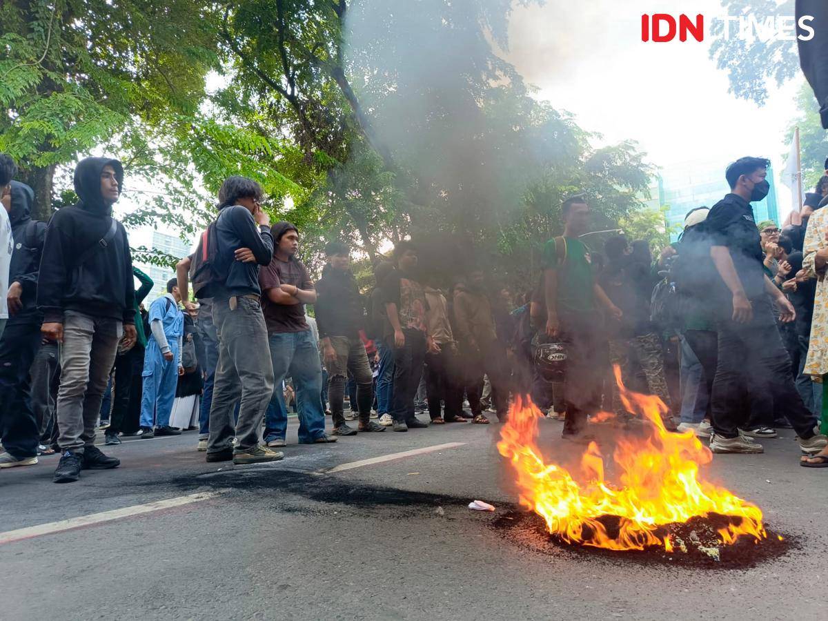 Massa di depan Gedung DPRD Sumut bakar ban. Massa melakukan protes terhadap anggaran DPR (IDN Times/Prayugo Utomo)