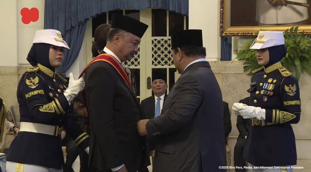 Mantan Wakil Menteri Luar Negeri, Dino Pati Djalal ketika menerima Bintang Mahaputera dari Prabowo. (Tangkapan layar YouTube Sekretariat Presiden)