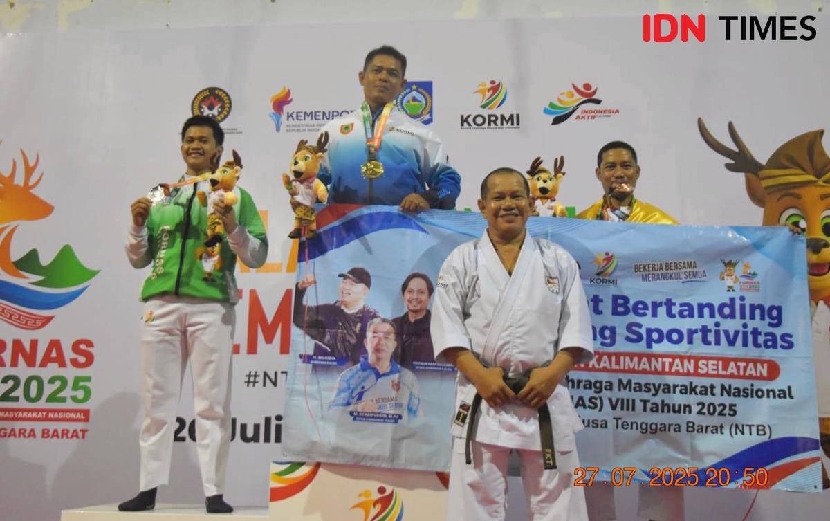 Atlet karate FKTI Banjarbaru saat menyabet medali emas di ajang FORNAS VIII 2025 di Mataram, NTB.  (Dok/istimewa)