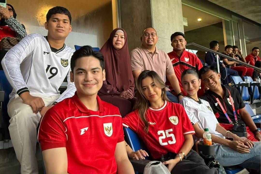 Azizah Salsa dan keluarga