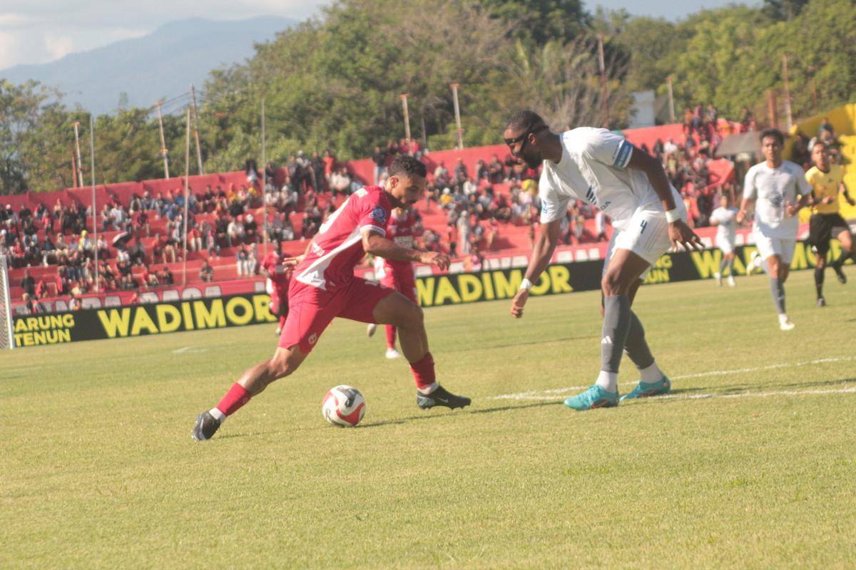 Pemain Semen Padang FC, Bruno Gomes mencoba mengecoh Yuran pemain PSM Makassar (Foto: IDN Times/Halbert Caniago)