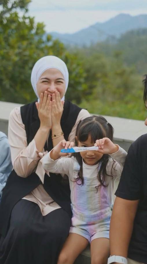 Nina Zatulini Umumkan Kehamilan Anak Keempat