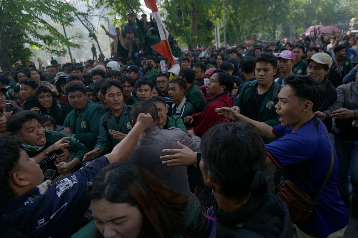 Massa di depan Gedung DPRD Sumut bakar ban. Massa melakukan protes terhadap anggaran DPR (IDN Times/Prayugo Utomo)