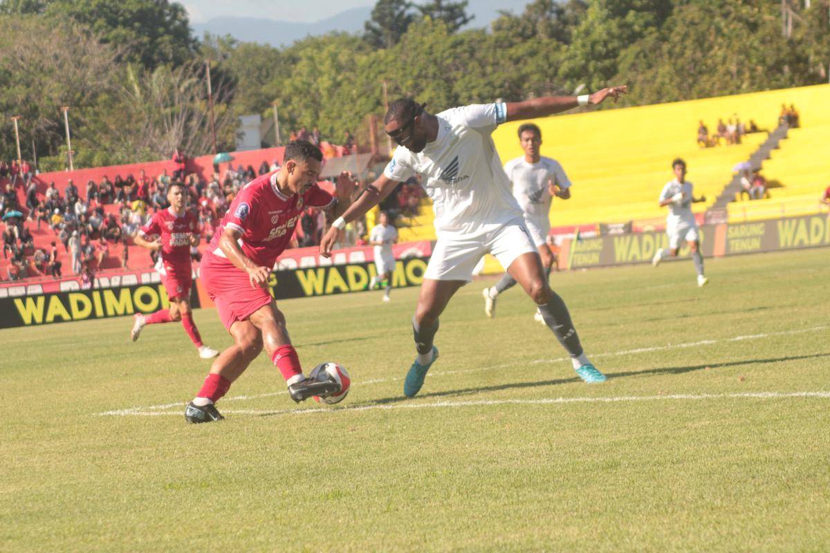 Pemain Semen Padang FC, Bruno Gomes berduel dengan pemain PSM Makassar (Foto: IDN Times/Halbert Caniago)