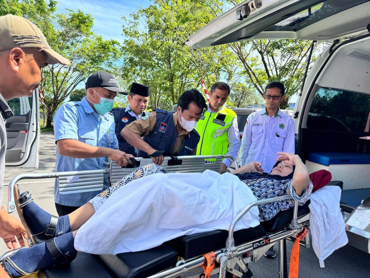 Mariatun dipindahkan ke dalam ambulans saat sampai di BIM (Foto: Kemenag Sumbar)