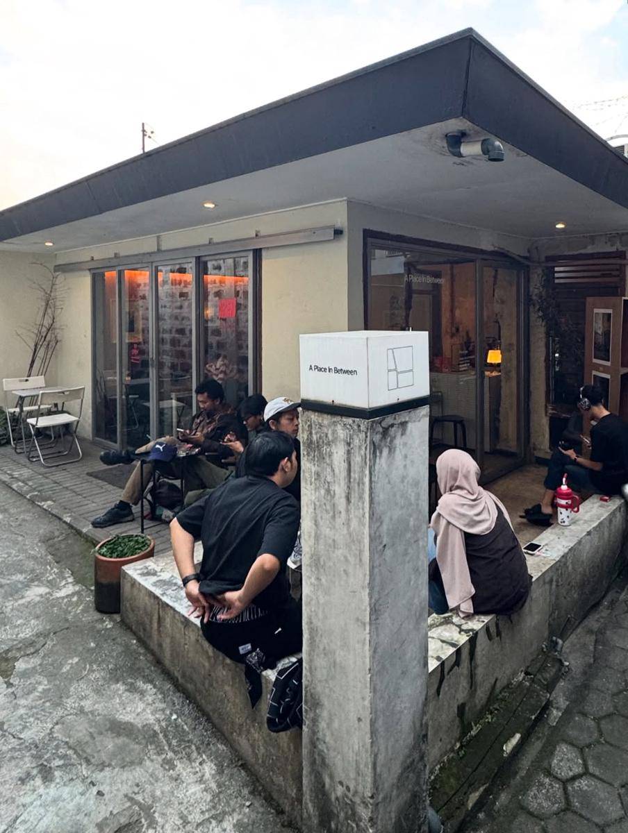 Potret A Place In Between, Bandung