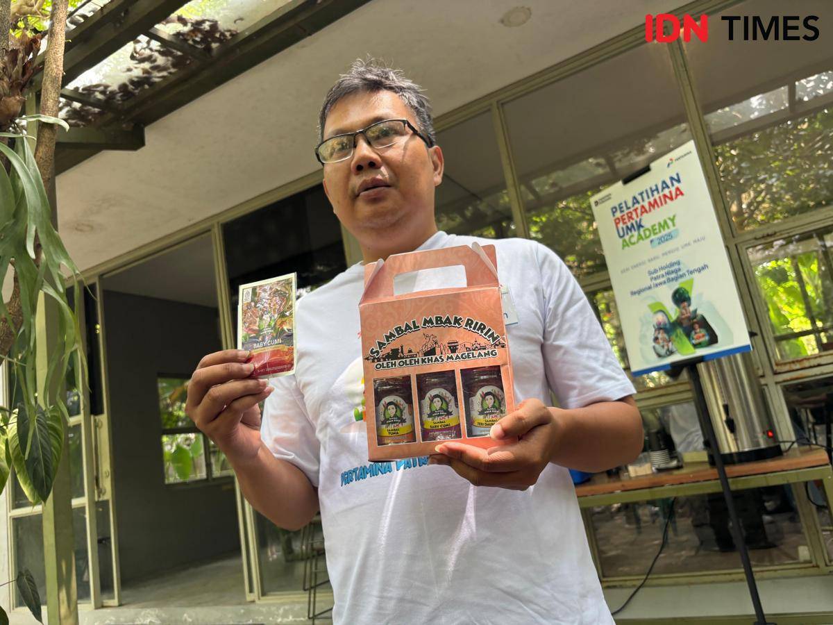 Kartiko Adi Nugroho menunjukkan Sambal Mbak Ririn.