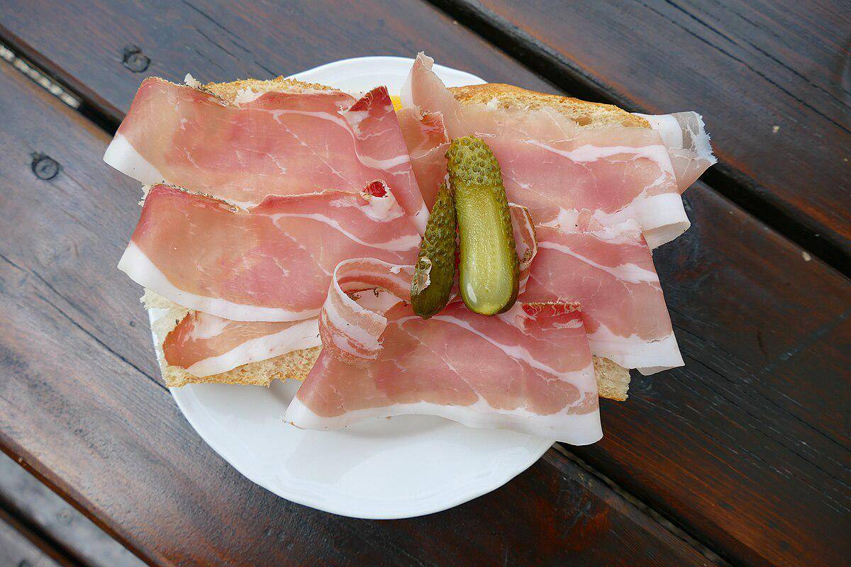 Speck_sandwich_at_the_Rifugio_Sint_Crusc.jpg