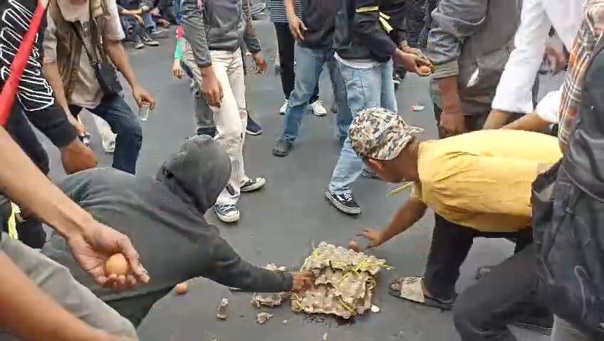Demonstrasi di depan Kejaksaan Tinggi Sulawesi Selatan, Senin (25/8/2025)/Istimewa
