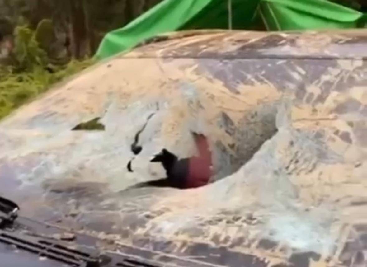 Mobil polisi dirusak massa.
