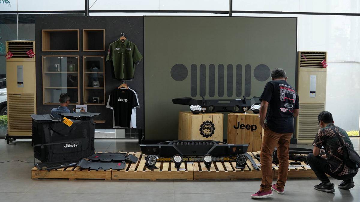 Jajaran aksesori resmi Jeep di Stellantis Brand House Ahmad Yani.jpeg
