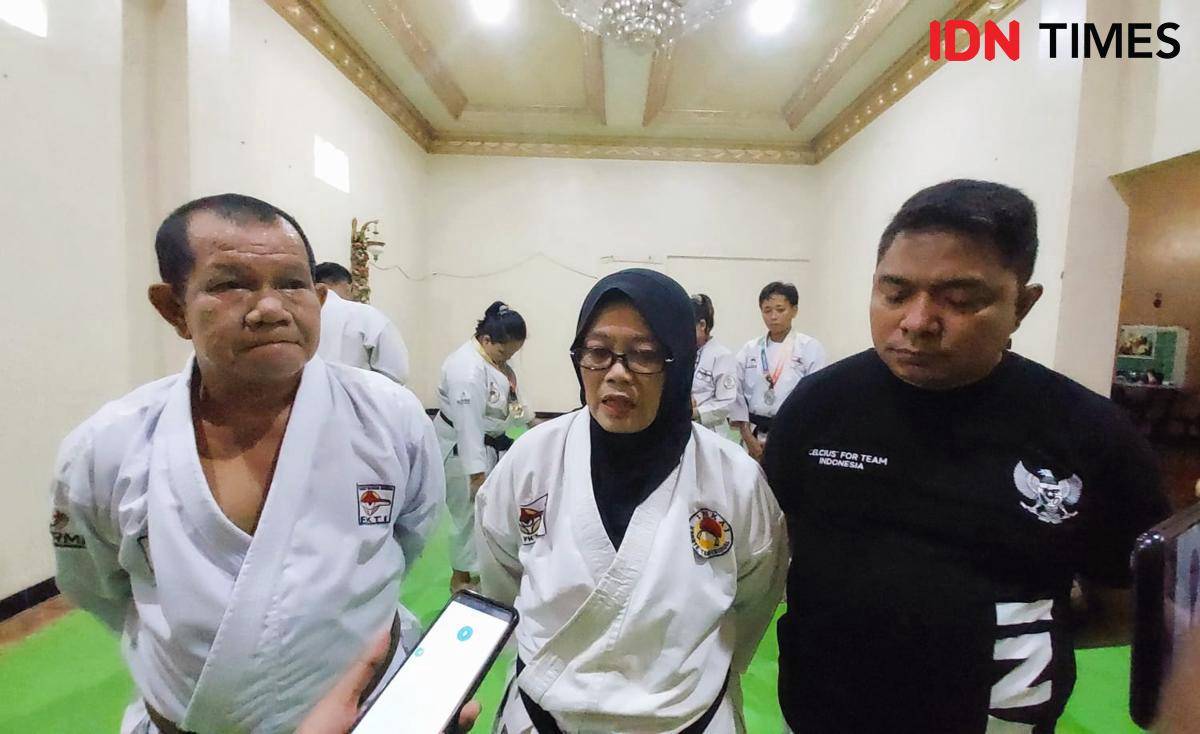 Pelatih Irwan Januardi (kiri), manajer tim Irosina (tengah) dan pembina Nur Wakib (kanan) FKTI Korca Banjarbaru saat diwawancarai. (Hendra Lianor/IDN Times)
