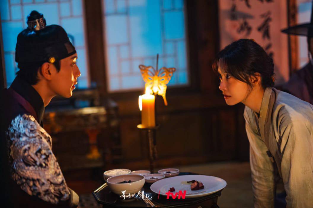 Lim Yoon A dan Lee Chae Min di KDrama Bon Appétit, Your Majesty (dok.tvN/Bon Appétit, Your Majesty)