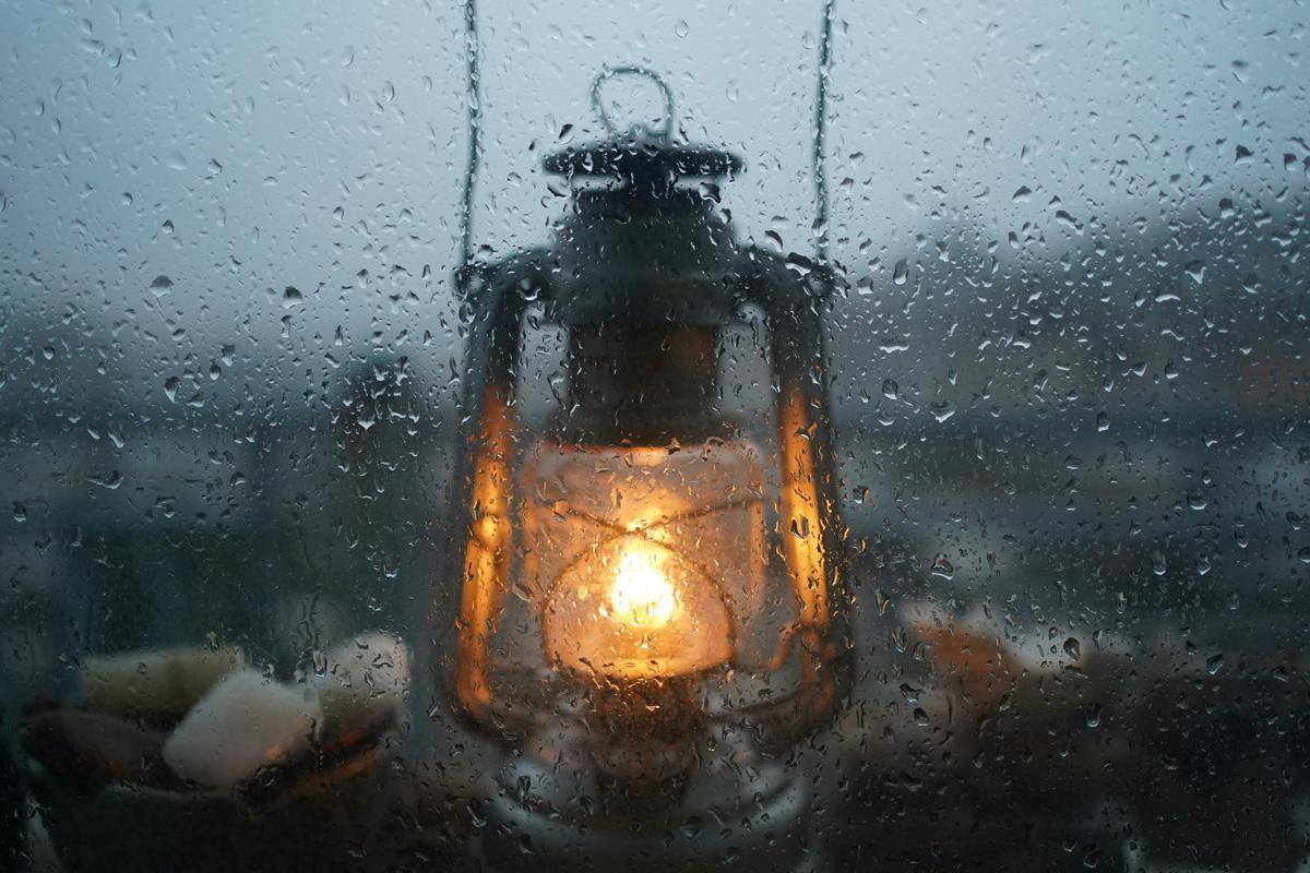 ilustrasi lampu antik dan suasana hujan (unsplash.com/Zune Koo)