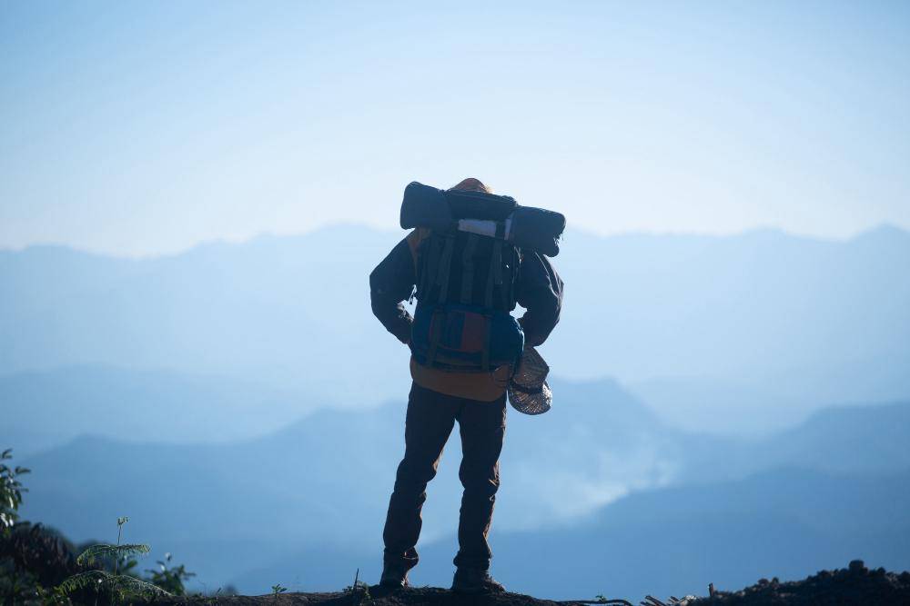 ilustrasi mendaki gunung 