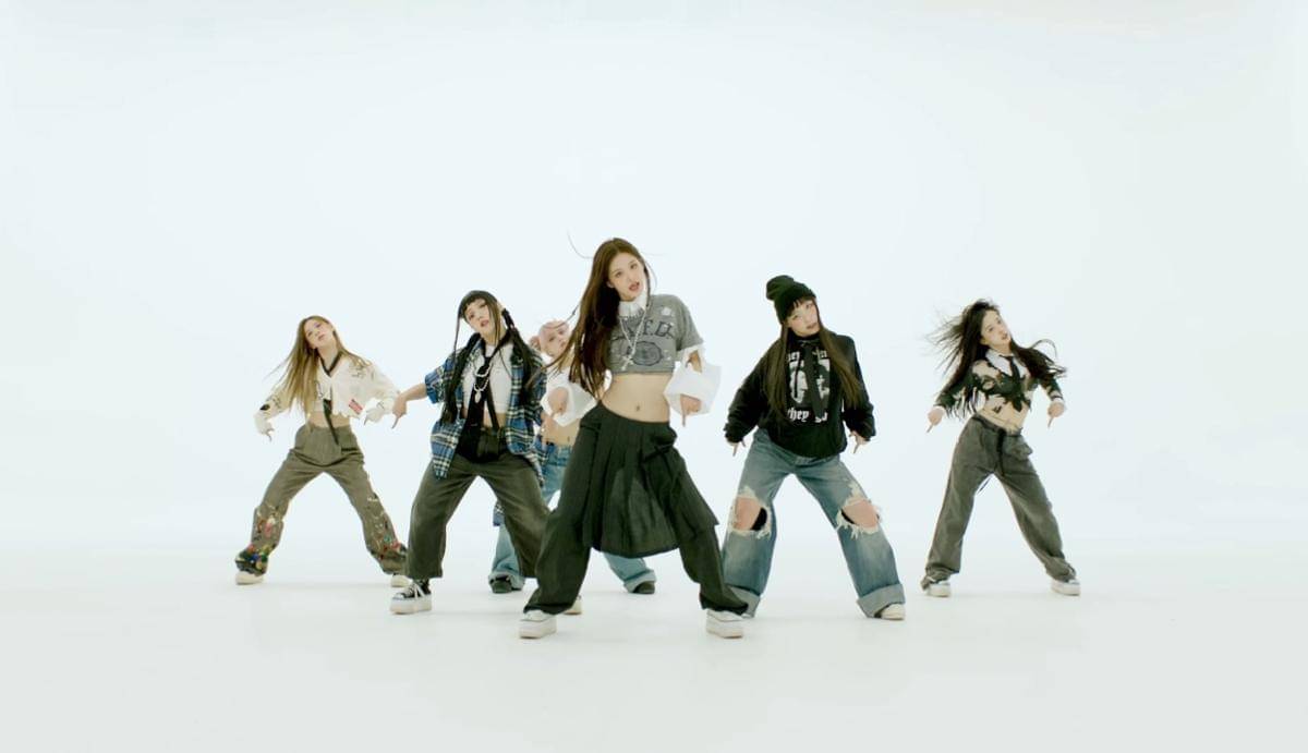 NMIXX dalam video klip "Love Me Like This" (youtube.com/JYP Entertainment)