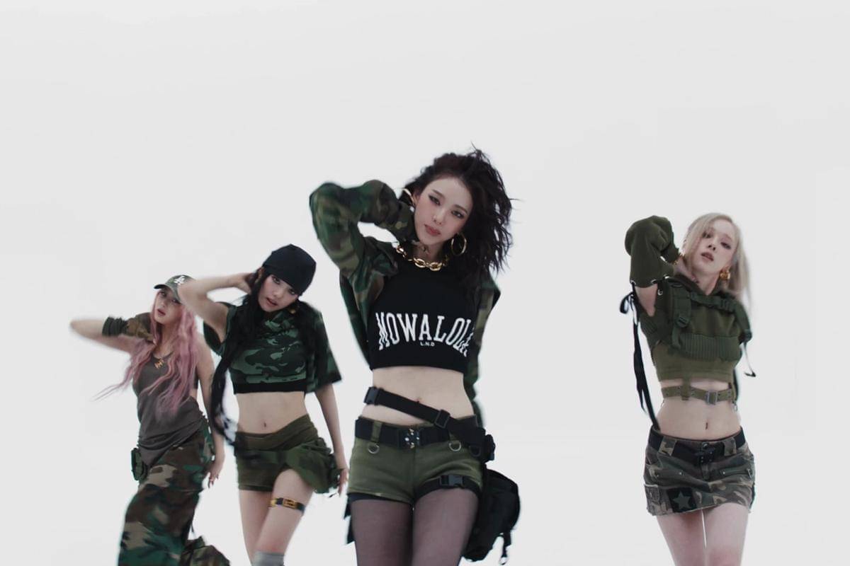 daftar MV grup KPop yang memakai background set putih (youtube.com/SMTOWN)