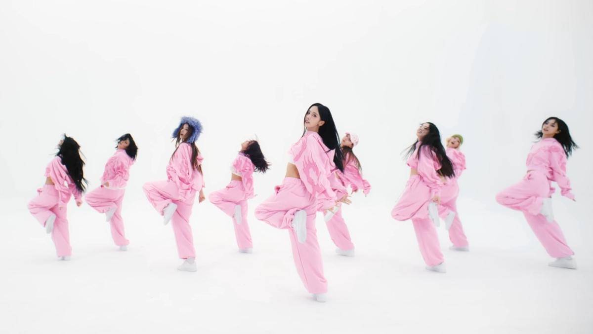 TWICE dalam video klip "Strategy" (youtube.com/JYP Entertainment)