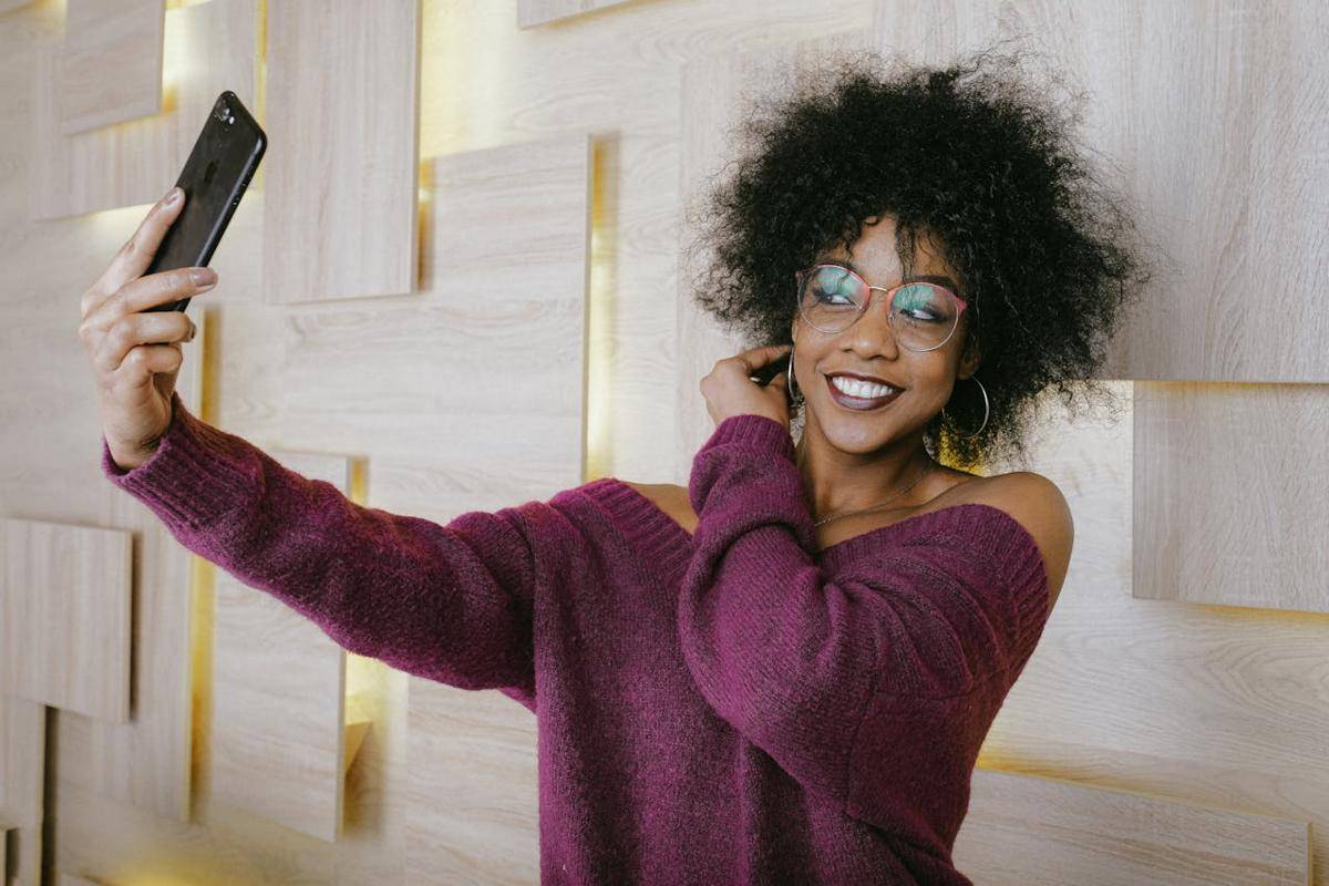 ilustrasi selfie (pexels.com/Anna Shvets)