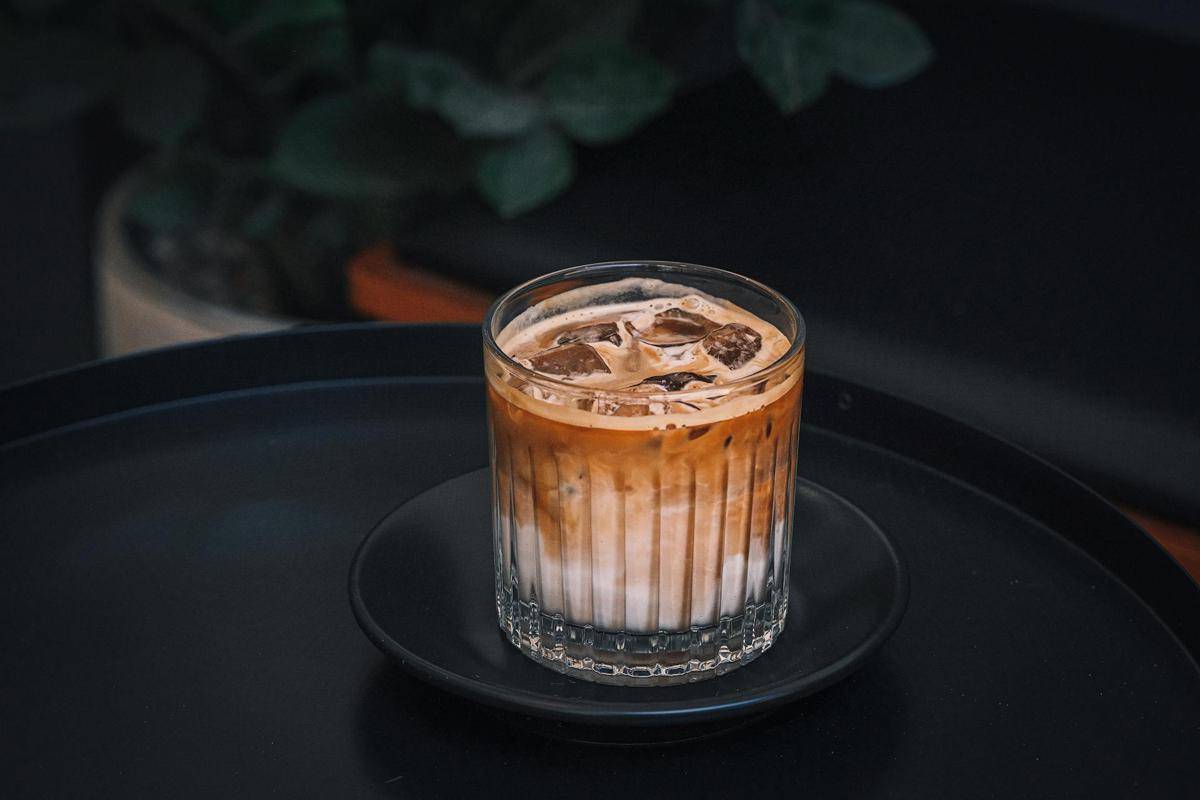 ilustrasi kopi susu gula aren (pexels.com/Teresa Jang)