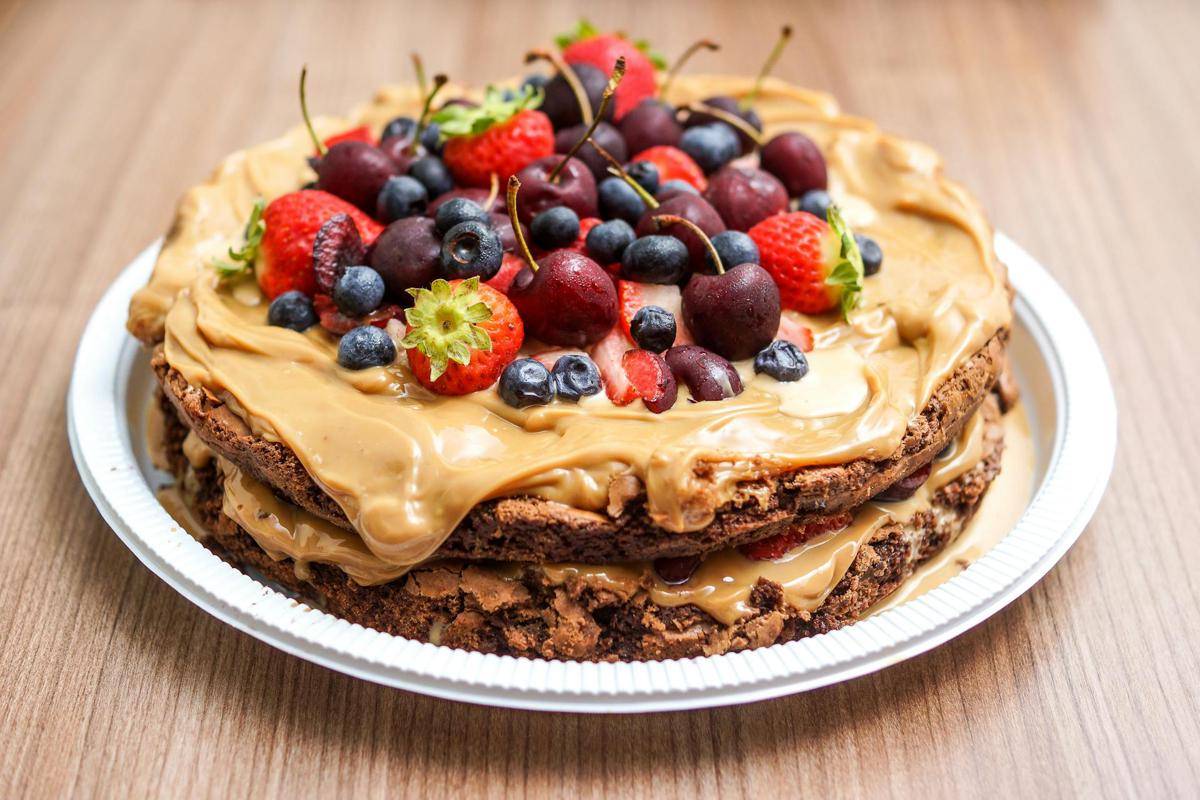 ilustrasi cake dengan topping biji ketumbar halus
