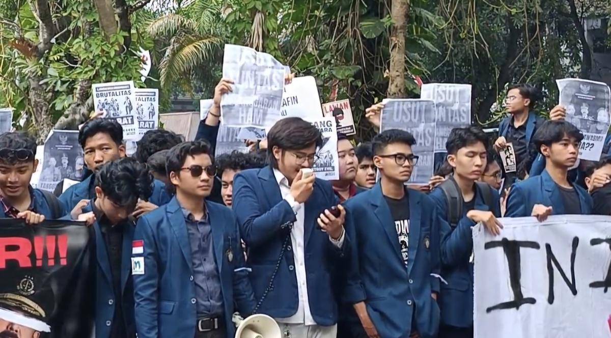 Aksi demo Mahasiswa UB di Gedung Samantha Krida UB. (IDN Times/Rizal Adhi Pratama)
