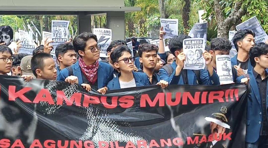 Aksi demo Mahasiswa UB di Gedung Samantha Krida UB. (IDN Times/Rizal Adhi Pratama)
