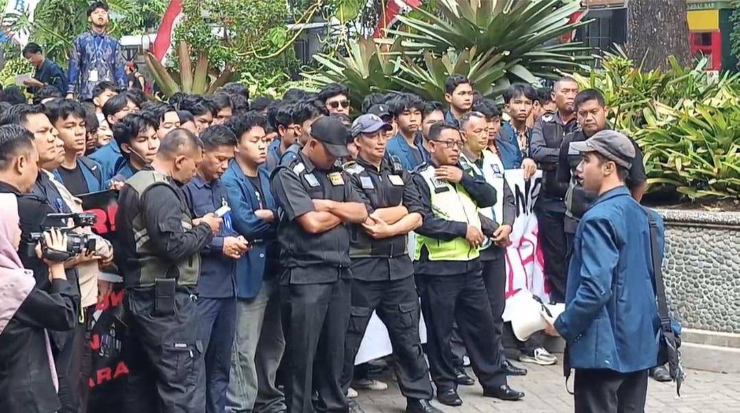 Aksi demo Mahasiswa UB di Gedung Samantha Krida UB. (IDN Times/Rizal Adhi Pratama)