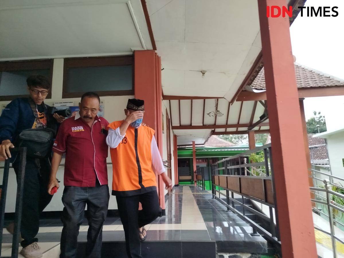 Terdakwa PB usai menjalani sidang di PN Malang. (IDN Times/Rizal Adhi Pratama)