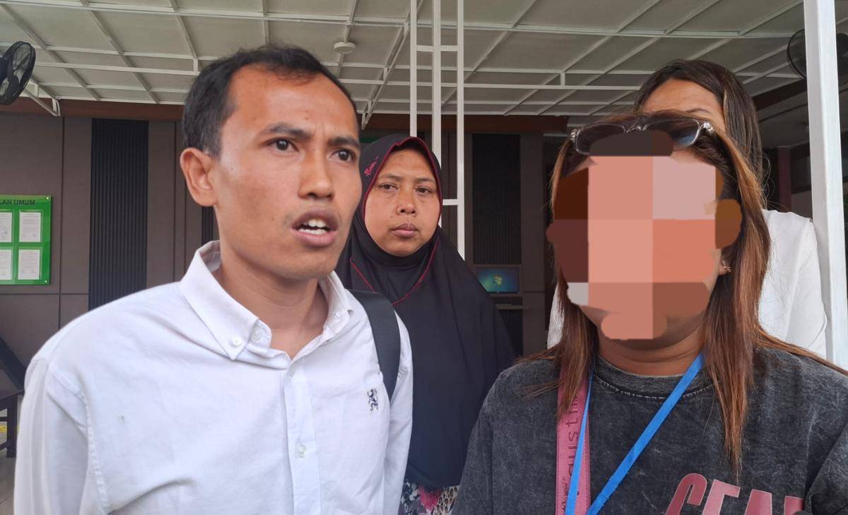 Penasehat Hukum Korban, Ahmad Mukmin (kiri) dan Ibu Korban AR, A (kanan). (IDN Times/Rizal Adhi Pratama)