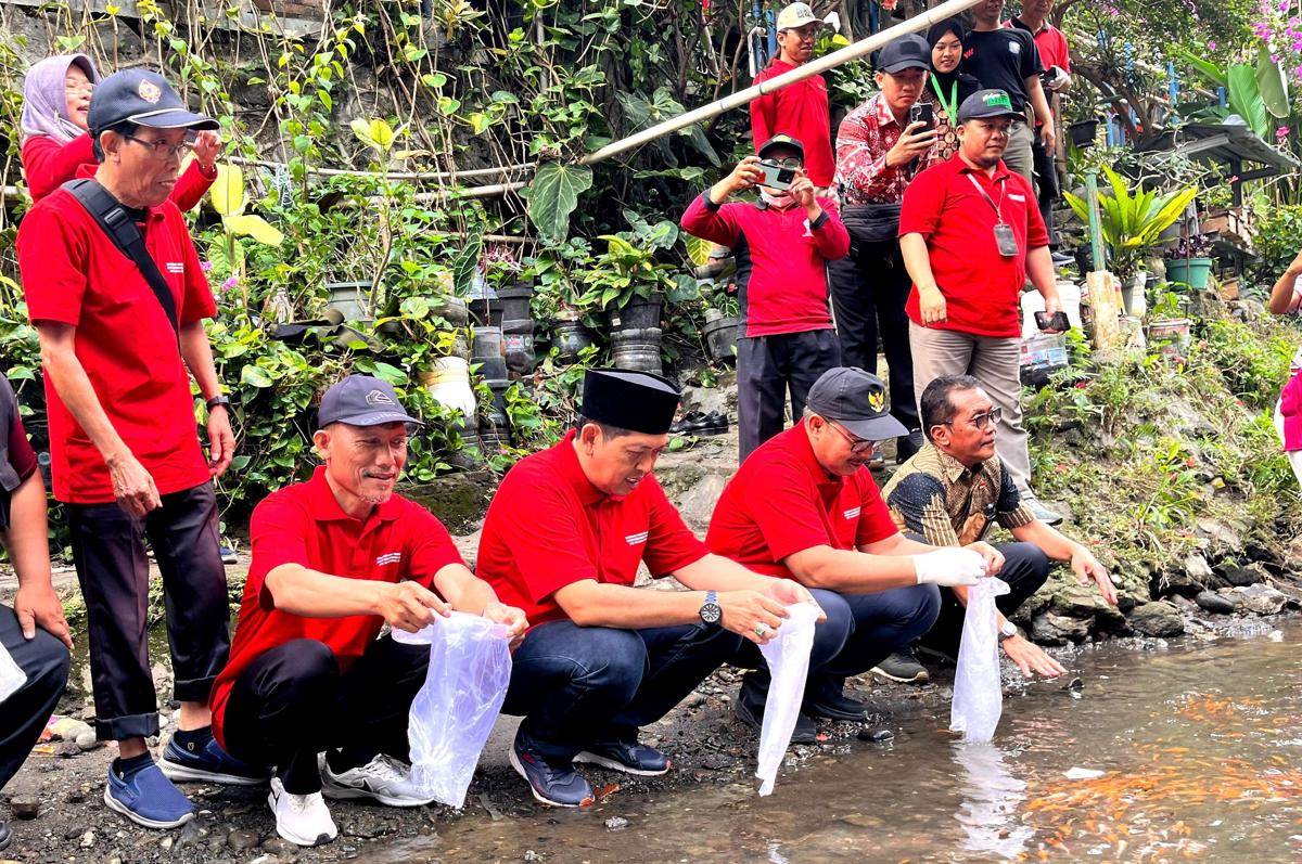 Kala Masyarakat Lintas Agama Bahu-Membahu Bersihkan Sungai Code