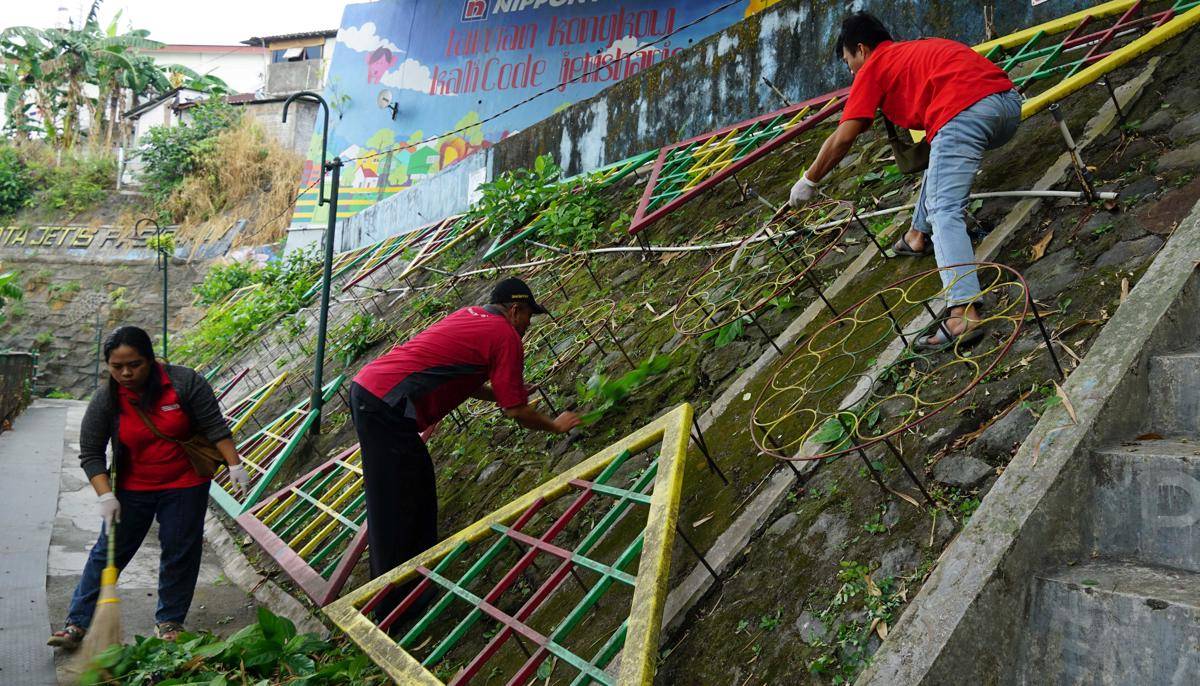 Kala Masyarakat Lintas Agama Bahu-Membahu Bersihkan Sungai Code