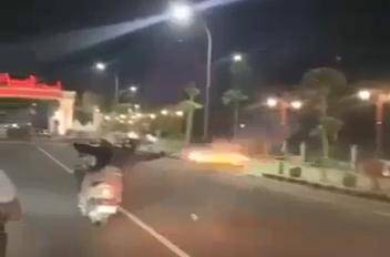 Tangkapan layar vidio viral pemuda di Ngawi konvoi motor sambil tembakkan petasan ke warga. IDN Times/Istimewa.
