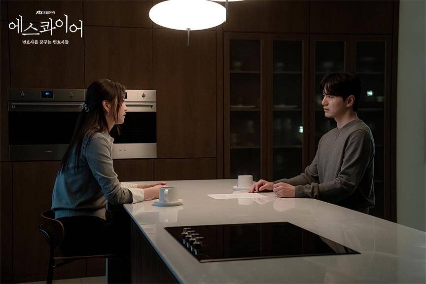 Ji E Suu dan Lee Jin Wook di Beyond the Bar (dok. JTBC/Beyond the Bar)
