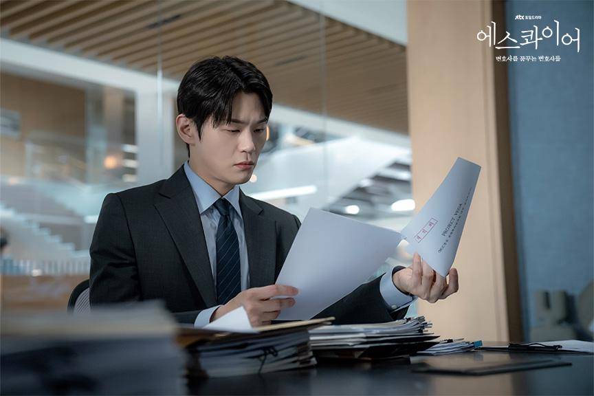 Lee Hak Joo di Beyond the Bar