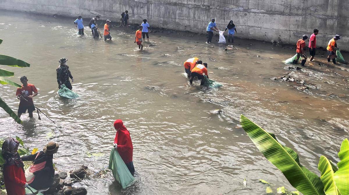 Kala Masyarakat Lintas Agama Bahu-Membahu Bersihkan Sungai Code