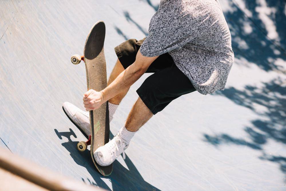 ilustrasi foto sepatu skateboard (freepik.com/freepik)