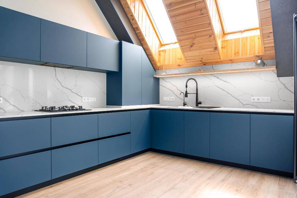 dapur warna biru (freepik.com/pvproductions)