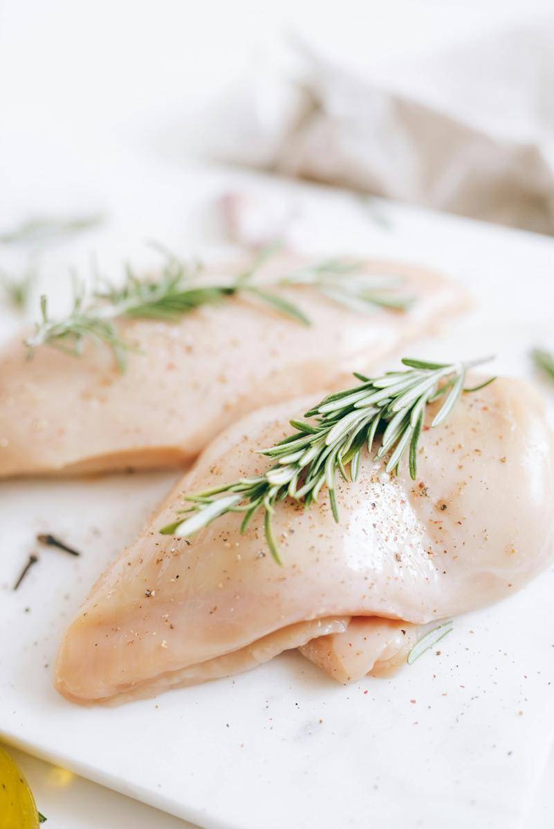 Ilustrasi daging ayam segar (unsplash.com/jason alson)