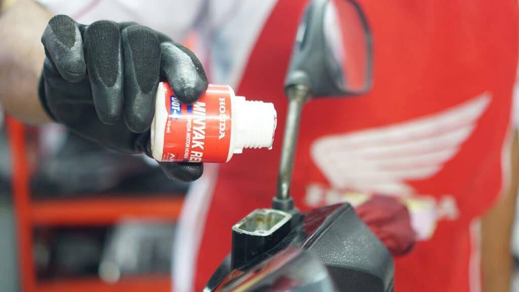 ilustrasi mengganti minyak rem motor (hondacengkareng.com)