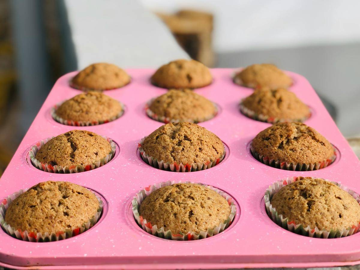 ilustrasi muffin yang sudah matang dan dikeluarkan dari oven (unsplash.com/dorce )