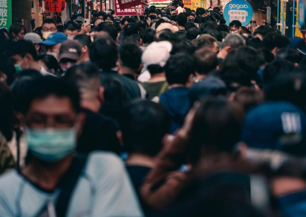 gambar jalanan yang penuh orang (unsplash.com/Tony Hsu)