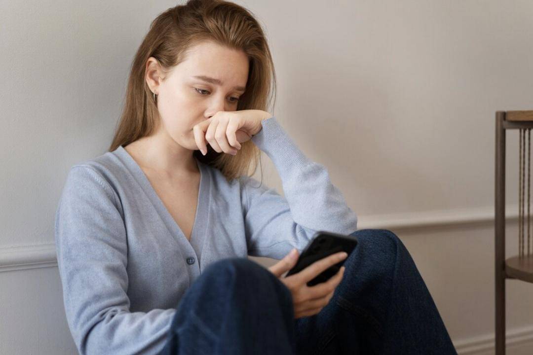 Ilustrasi orang bersedih karena tidak kunjung mendapatkan balasan pesan (freepik.com/freepik)