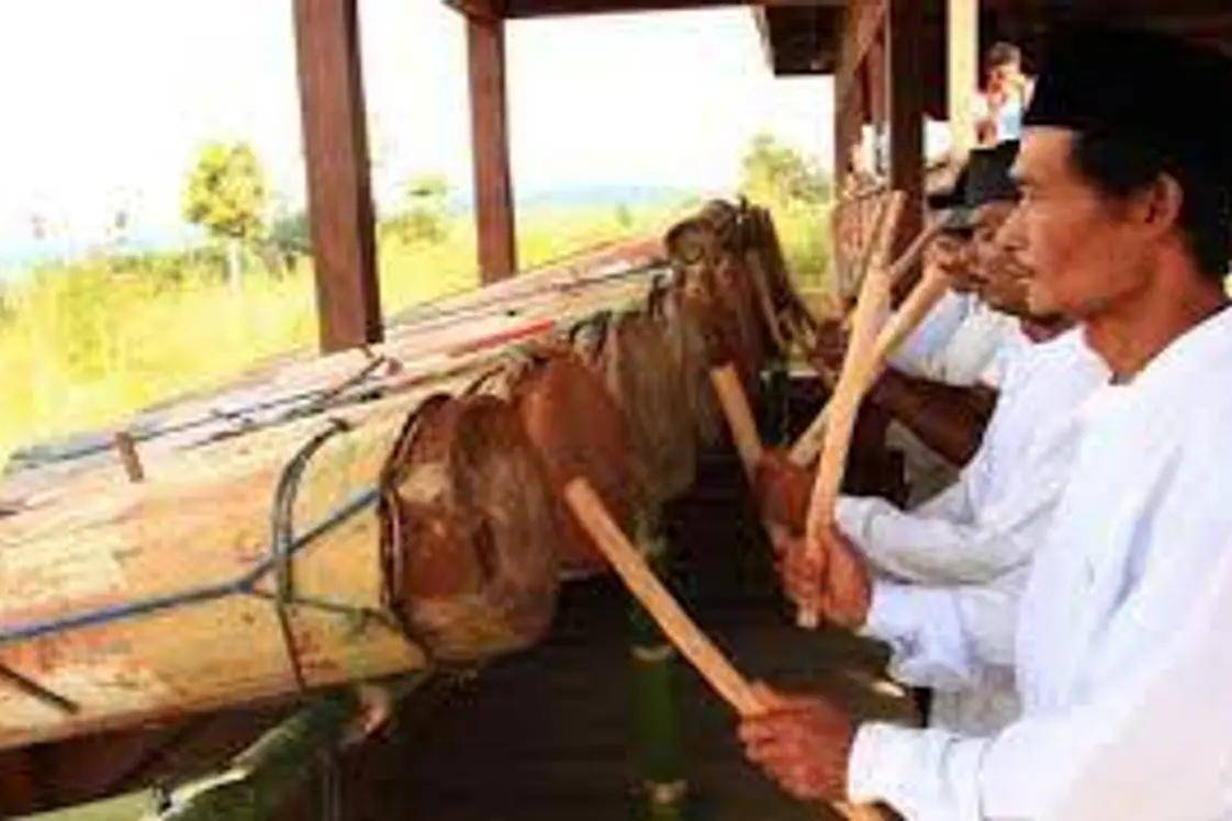 Cara Memainkan Alat Musik Gordang Sambilan dari Sumatera Utara (Foto: Dok Kemendikbud)